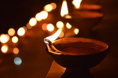 ಪುಟ್ಟ ಕೈಗಳ ಮರೆಯ ಮಿಣುಕು ಬೆಳಕಿನ ಹಣತೆ