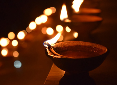 ಪುಟ್ಟ ಕೈಗಳ ಮರೆಯ ಮಿಣುಕು ಬೆಳಕಿನ ಹಣತೆ