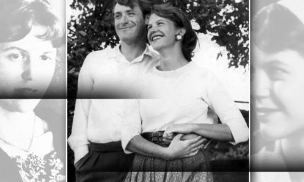 ಖಾಲಿ ರೂಮಿನ ನೆಲದ ಮೇಲೆ ಬಿದ್ದಿರುವ ನೀಲ ಬೆಳಕು.