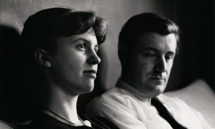 ”ದೋಣಿಯೊಳಗಿನ ಇಬ್ಬರು ಕಪ್ಪು ಕಾಗದ ಕತ್ತರಿಸಿ ಮಾಡಿದ ಬೊಂಬೆಗಳ ಹಾಗೆ….”