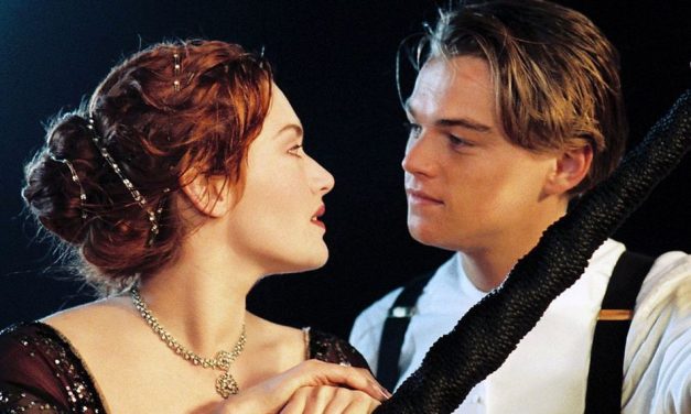 ಸೊಂಟಕ್ಕೆ ಕೆಂಪು ದುಪಟ್ಟಾ ಕಟ್ಟಿಕೊಂಡ ಹುಡುಗಿ