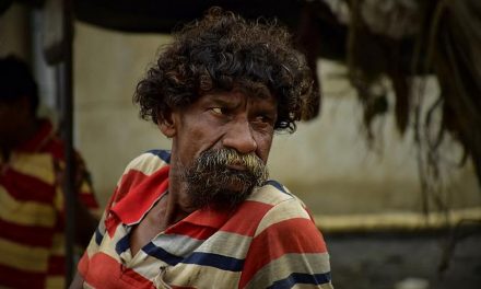 ಬೀಳುವವರನ್ನು ಕೈಹಿಡಿಯಬೇಕಾದವರು ಯಾರು?