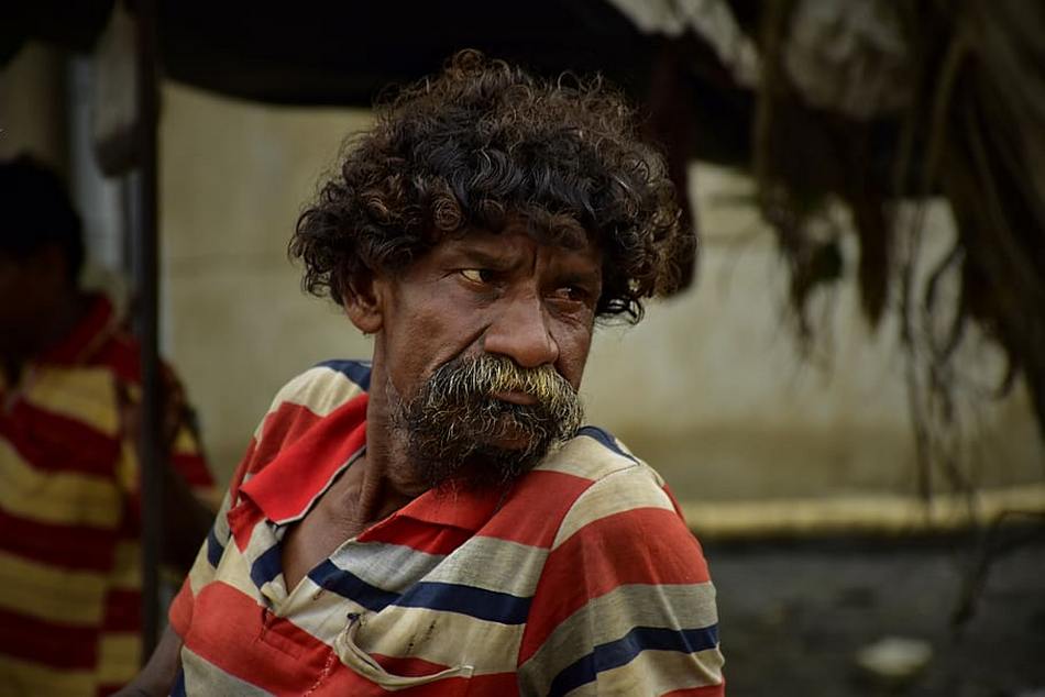 ಬೀಳುವವರನ್ನು ಕೈಹಿಡಿಯಬೇಕಾದವರು ಯಾರು?