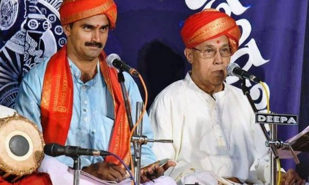 ಹಿಮ್ಮೇಳದಲ್ಲಿ ಮದ್ದಳೆ, ಖಂಜೀರ, ಪುಂಗಿ ಇತ್ಯಾದಿ