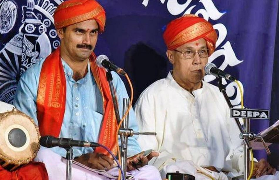 ಹಿಮ್ಮೇಳದಲ್ಲಿ ಮದ್ದಳೆ, ಖಂಜೀರ, ಪುಂಗಿ ಇತ್ಯಾದಿ