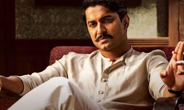 ಕತ್ತಲಿಗೆ ಬೆಳಕಿನ ಬೊಟ್ಟು ಇಟ್ಟಂತೆ ಇರುವ ಚಂದ್ರ..