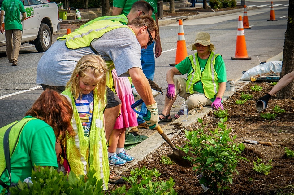 ಸೇವೆಯನ್ನು ಕಲಿಯುವ ಉತ್ಸಾಹಿ ಮಕ್ಕಳು