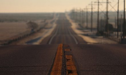 ಟಾರು ಬೀದಿಯ ಮೇಲೆ ಕಾರ್ಗಾಲ 