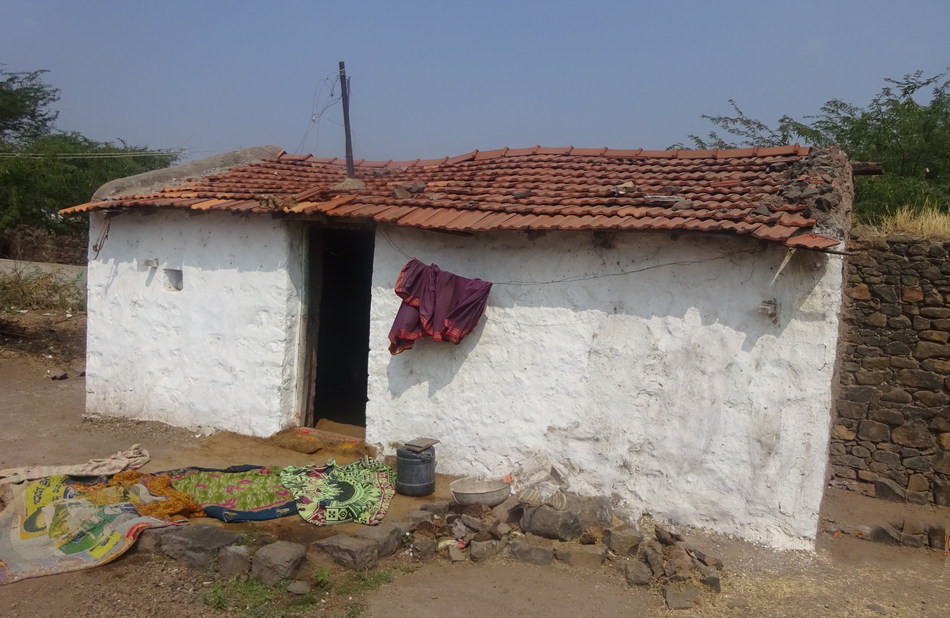 ಬಿಟ್ಟೇನೆಂದರೂ ಬಿಡದ ಹಣೆಪಟ್ಟಿಗಳ ಕಳಚುವುದು ಹೇಗೆ…