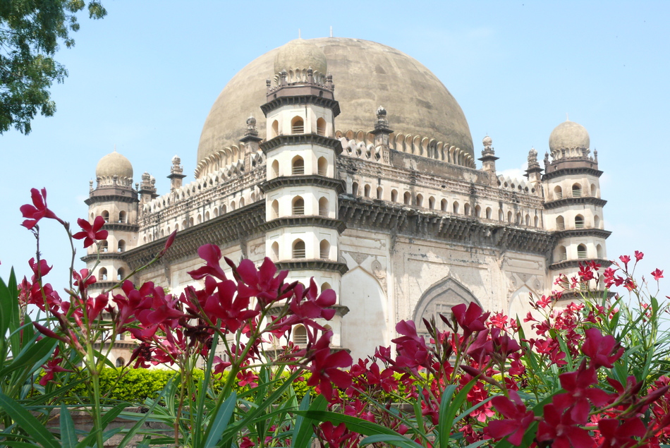 ಗೋಳಗುಮ್ಮಟದ ಸುತ್ತಮುತ್ತ