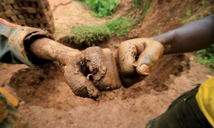 ಎರಡು ಕಣ್ಣುಗಳು… ಆರು ಕೈಗಳು…!