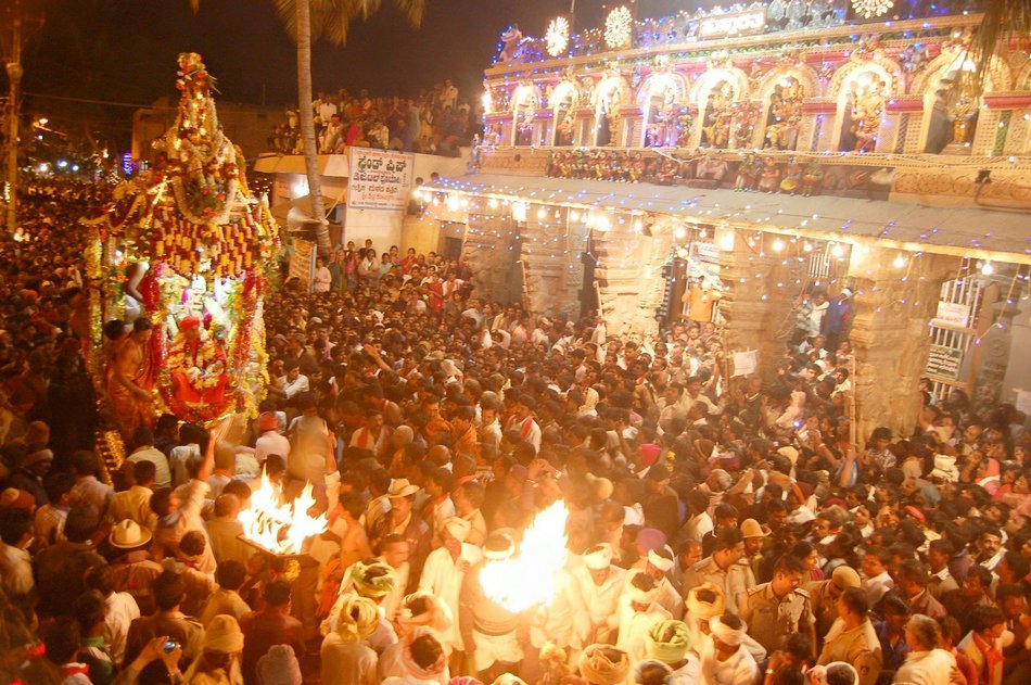 ತೇರು, ಅಲಾಯಿ ದೇವರು ಮತ್ತು ಚವಂಗಿ ಕಲ್ಲು